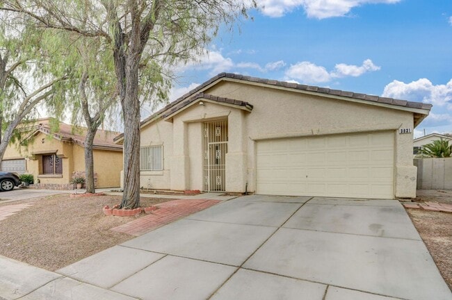 Building Photo - Rare Single Story Home with hard flooring!