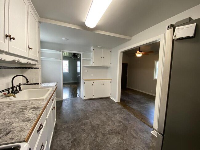 Photo - 416 E 3rd St