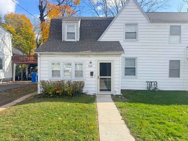 Building Photo - 959 Winchester Ave