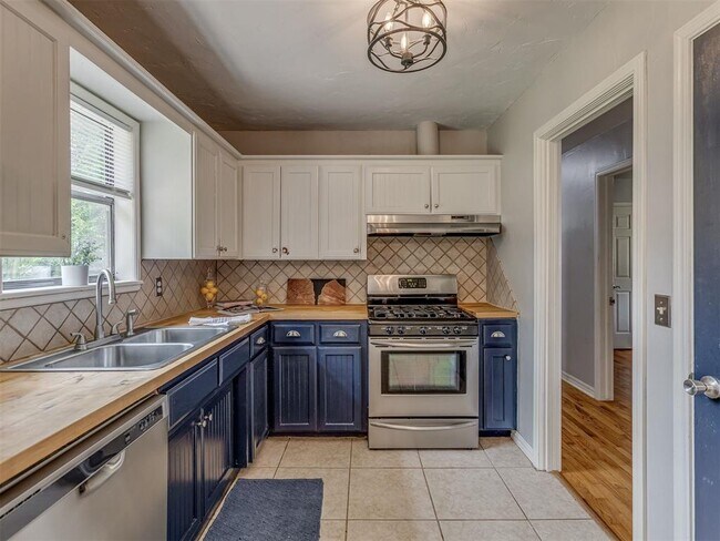 Photo - 300 Fretz Ave