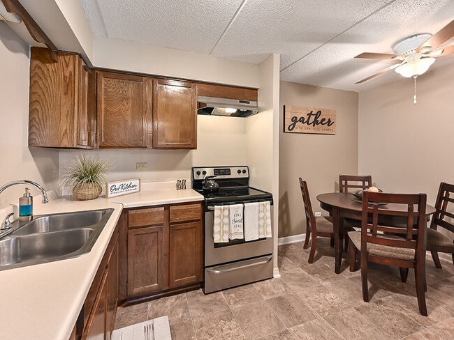 Fully-Equipped Kitchen with Appliances - Fox Crest