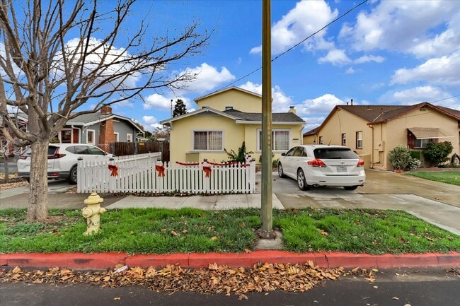 Photo - 646 N 15th St House