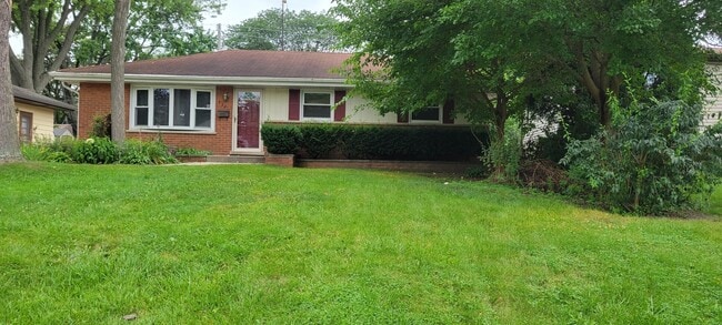 Building Photo - 532 Oakwood Dr Rental