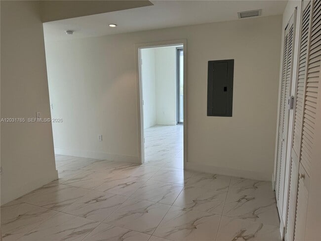 Building Photo - 2000 Metropica Wy Unit 303