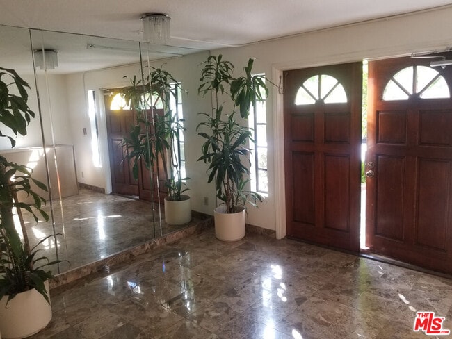 Photo - 10620 Eastborne Ave Unidad 302