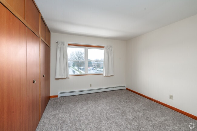 2BR, 1BA - 834SF - Primary Bedroom