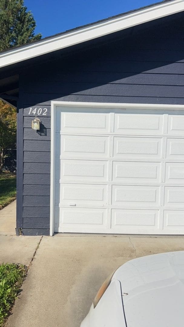 Photo - 1400-1402 SW Kokanee Ln