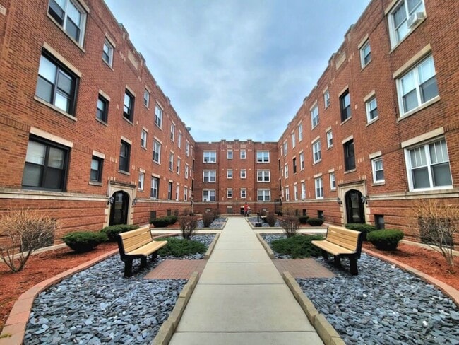 Photo - 814 W Cornelia Ave Unit J07P