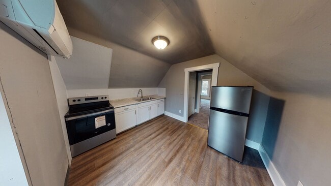 Photo - 210-210.5-2105 E Walnut St