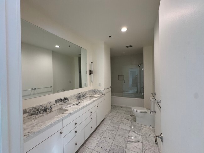 Photo - Deys Plaza Apartments