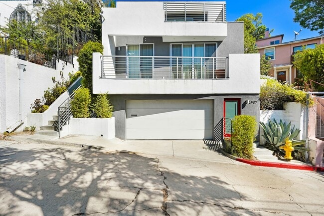 Building Photo - Your Perfect 3/2.5 Los Angeles Home Availa...