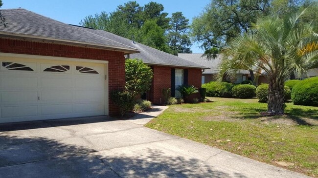 1592 Parkwood Ct W
