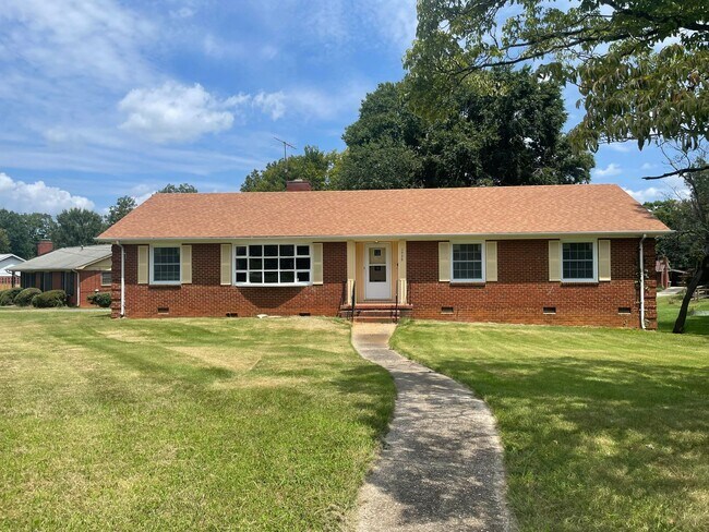 Building Photo - 1936 Crestdale Dr
