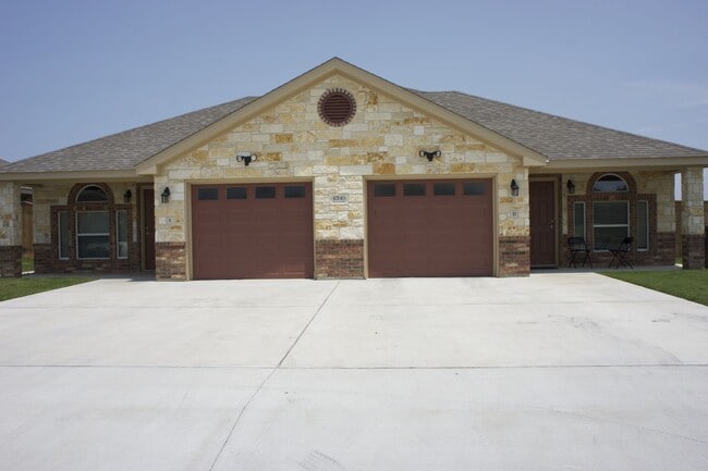 Building Photo - 3 Bedroom / 2 Bath Duplex off Clear Creek ...