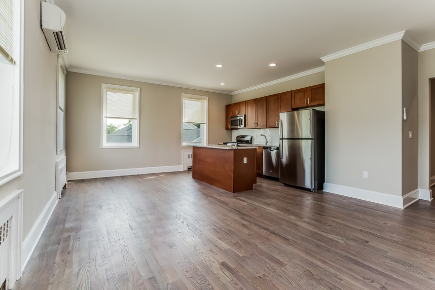 Newly Renovated Apt -Open Floor Plan