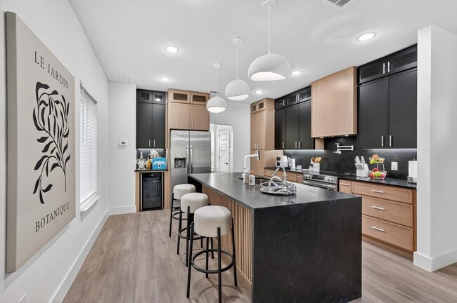 Photo - 2404 Dyson St