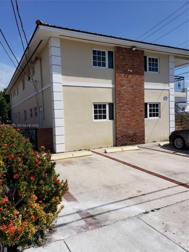 Building Photo - 2725 SW 25th St Unit 4