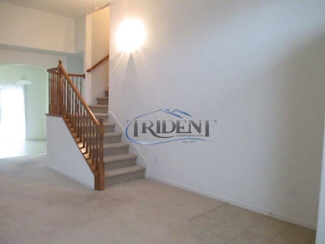 Building Photo - 4 bedroom, 3 bath house with approx. 2,183 sq. ft.