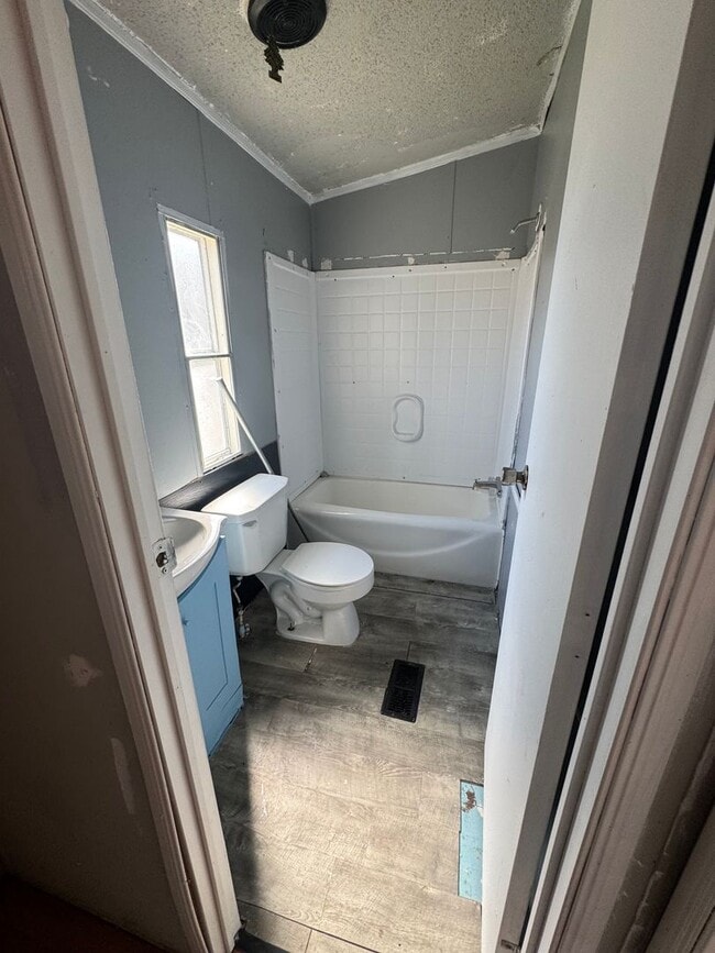 Photo - Country living with spacious front and backyard - 3 beds/ 2bath available now