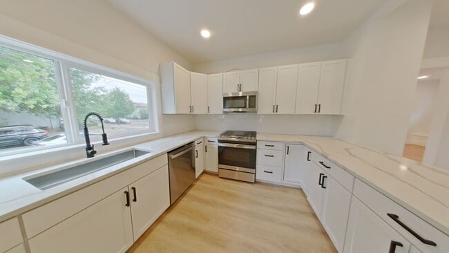 Building Photo - 402 SW 10th St Unit 402