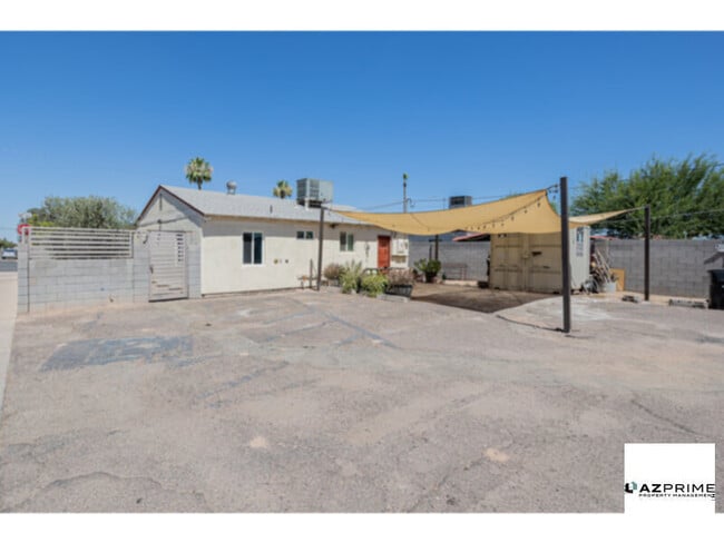 Building Photo - Charming 2/1 Phoenix Duplex Unit -  Central Location &amp; Modern Comforts!