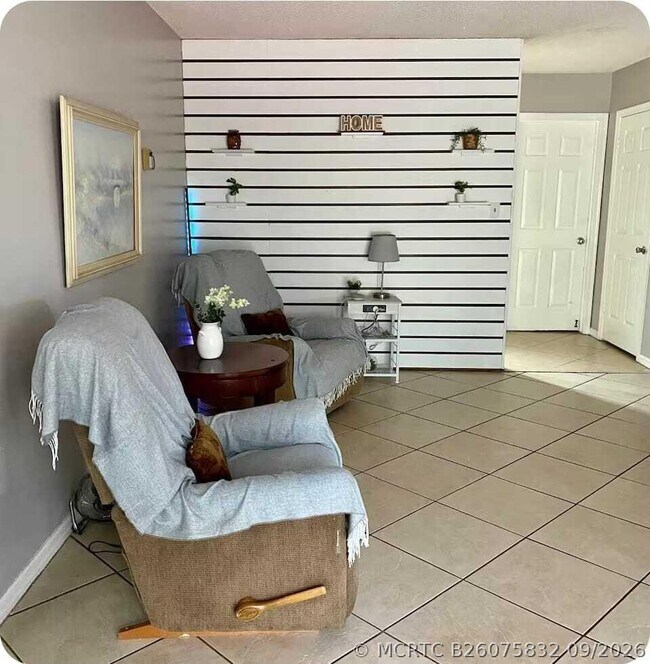 122 Riomar Dr