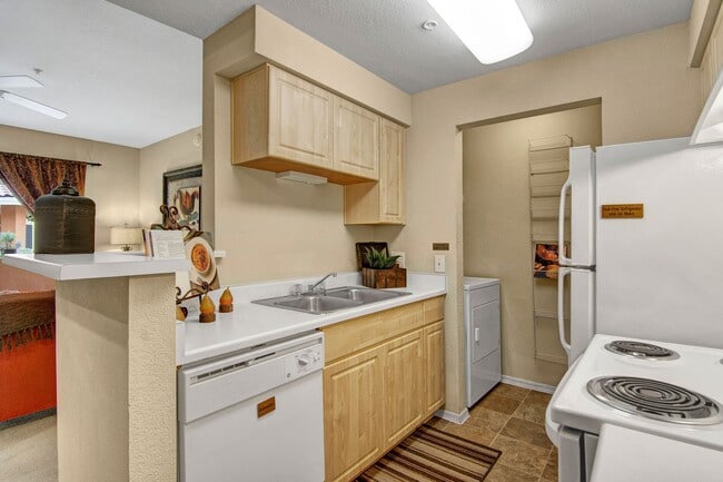 Building Photo - The Retreat at Speedway Rental