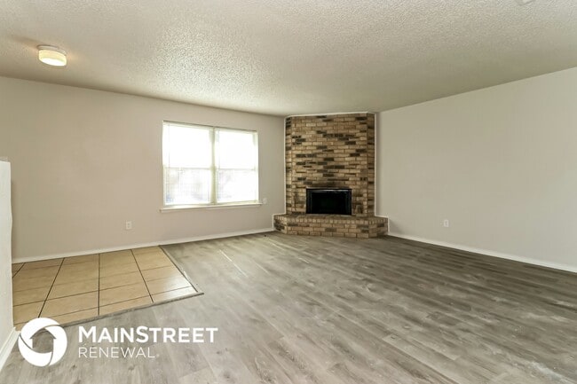 Photo - 3904 Royal Crest Dr