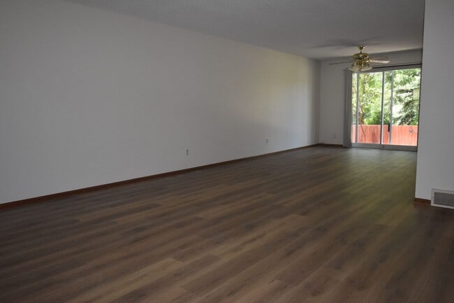 Photo - GREAT 3 BEDROOM/2 BATHROOM TOWNHOME WITH NEW PAINT & FLOORING. AVAILABLE 5/23.