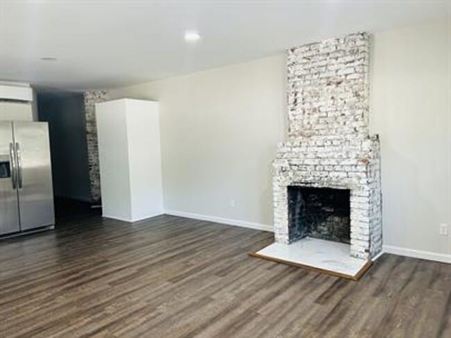 Photo - 2/1 Available Now Conveniently Located In ...
