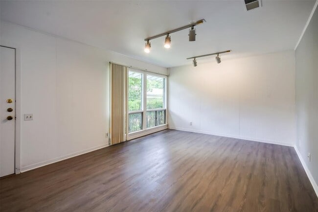 Photo - 1703 Emilie Ln