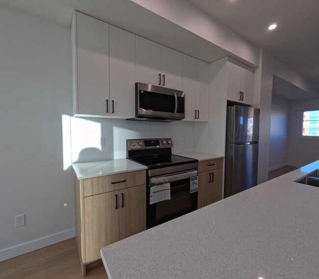 Photo - 18120-18128 28 Ave SW