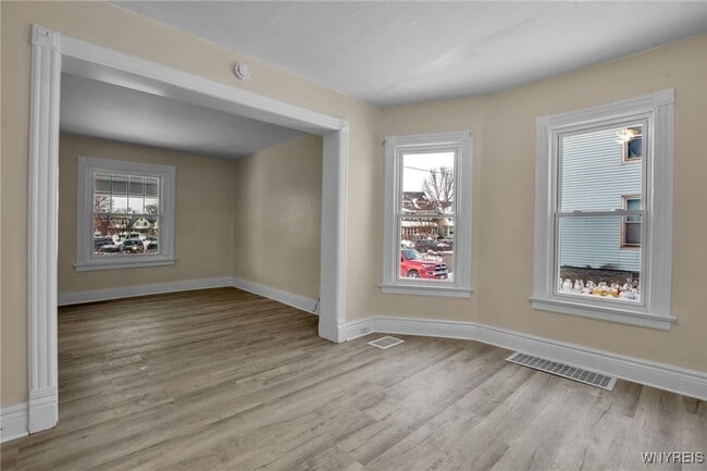 Photo - 395 Hampshire St