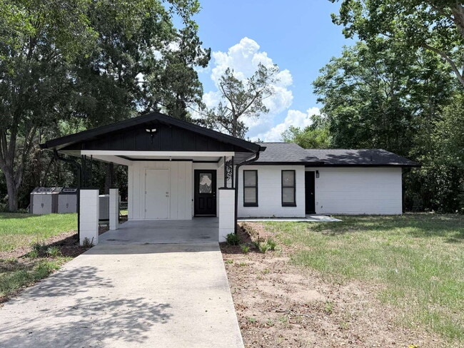 Building Photo - Available Now | Move-In Ready Rental in SE Ocala/Silversprings Shores