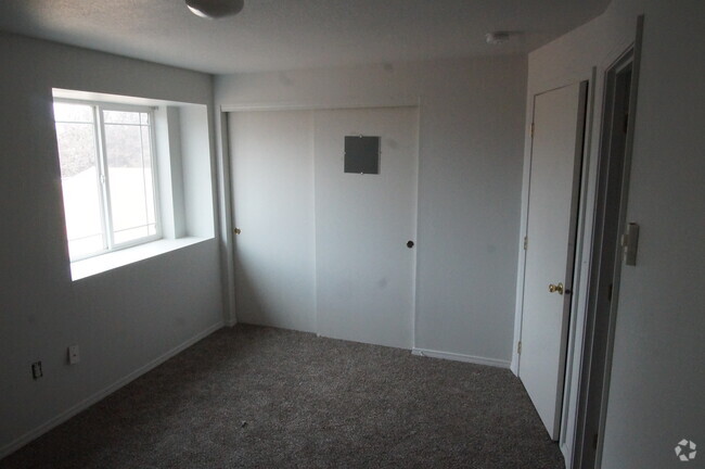 Building Photo - 508 NE Negus Loop Unit Apt C