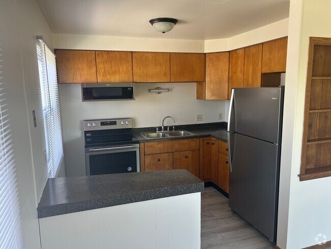 Building Photo - 2 Bedroom Upper with Heat and Water included Unit #5 Rental