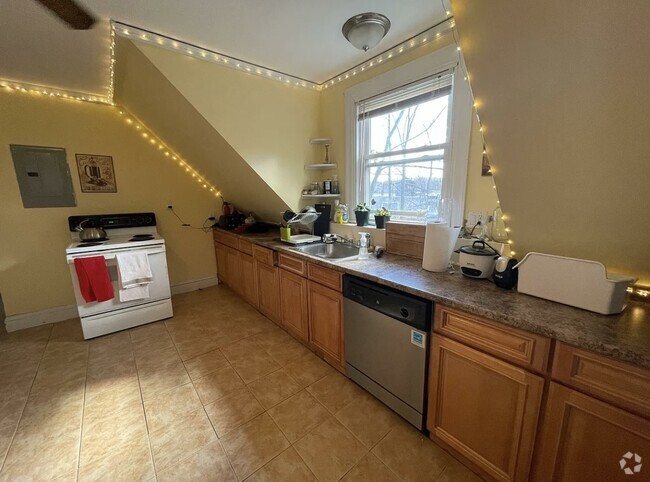 Building Photo - 157 Kilsyth Rd Unit 155-2 Rental