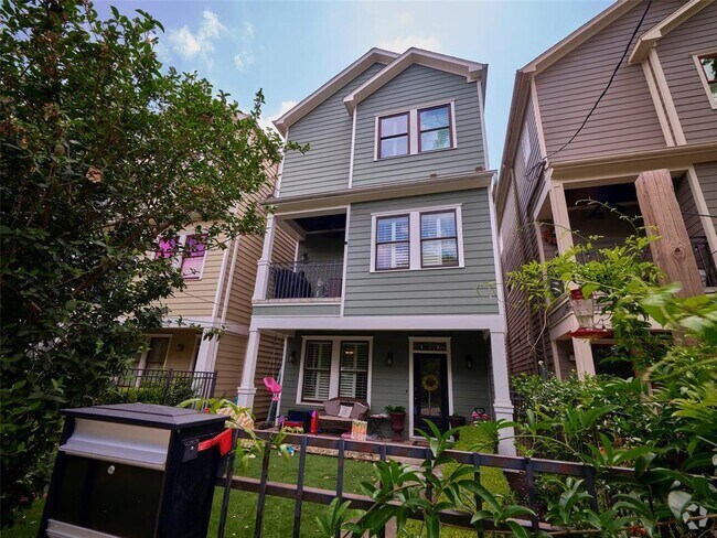 Building Photo - 228 E Woodland St Rental