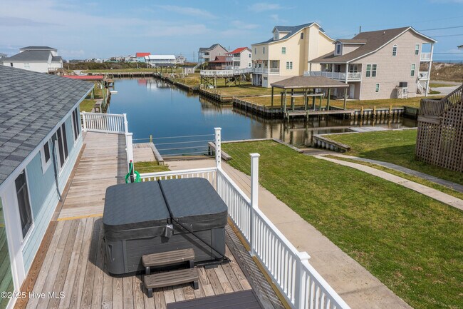 Photo - 304 Marina Way