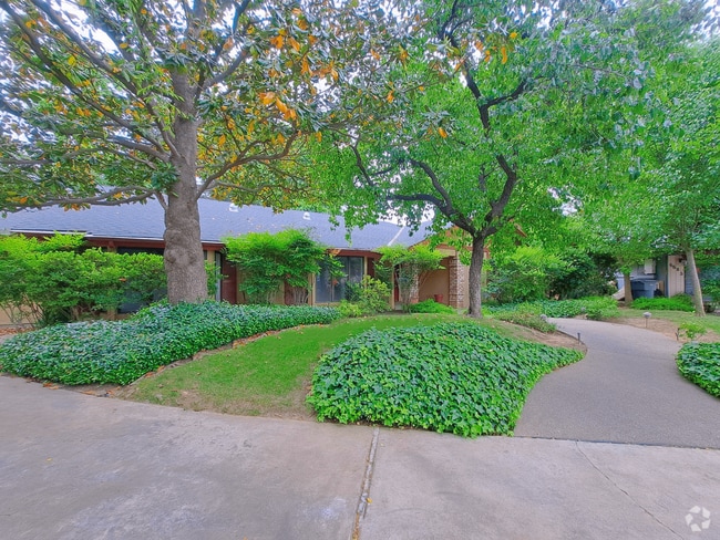 Building Photo - MOVE IN SPECIAL: Half OFF the 1st Month's ... Rental