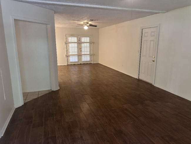 Photo - 106 E Woodcrest Dr