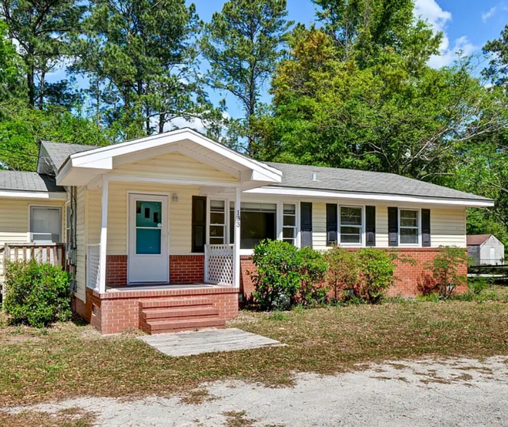 HINTON AVENUE - 3 Bedroom - Perfect for UN... - HINTON AVENUE - 3 Bedroom - Perfect for UN...