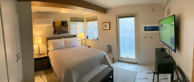 Full-size bed. Nice lighting! - 639 Oak Ave House