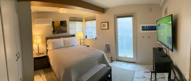 Full-size bed. Nice lighting! - 639 Oak Ave Rental