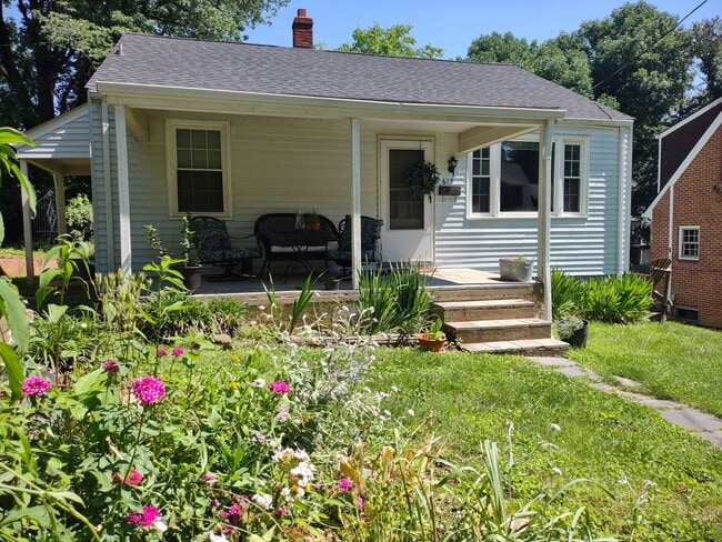 Building Photo - 2BD/1BA House Walking Distance to Downtown!