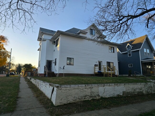 Building Photo - 901 Virginia St Unit 5