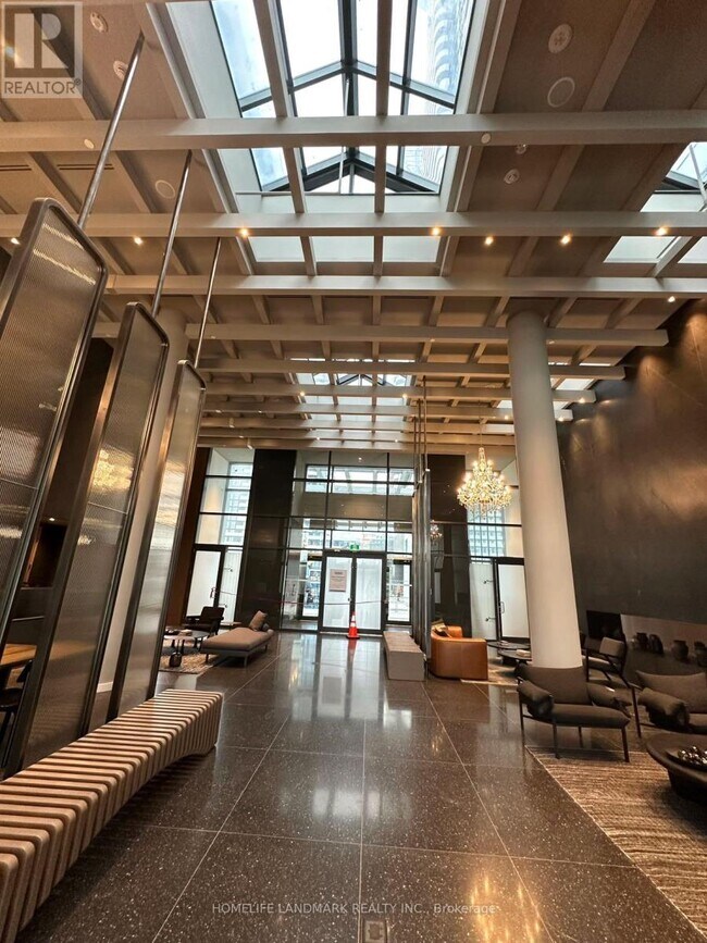 Photo - 28 Interchange Wy Unité 3815