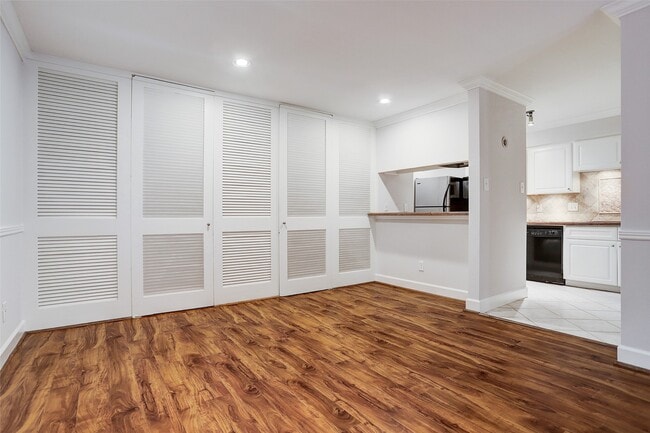 Photo - 3131 Cummins St Unidad 13