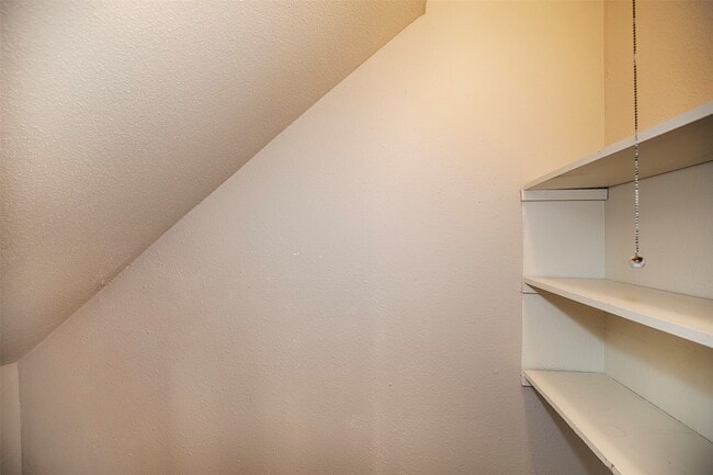 Building Photo - 431 Sunset Dr Unit 2