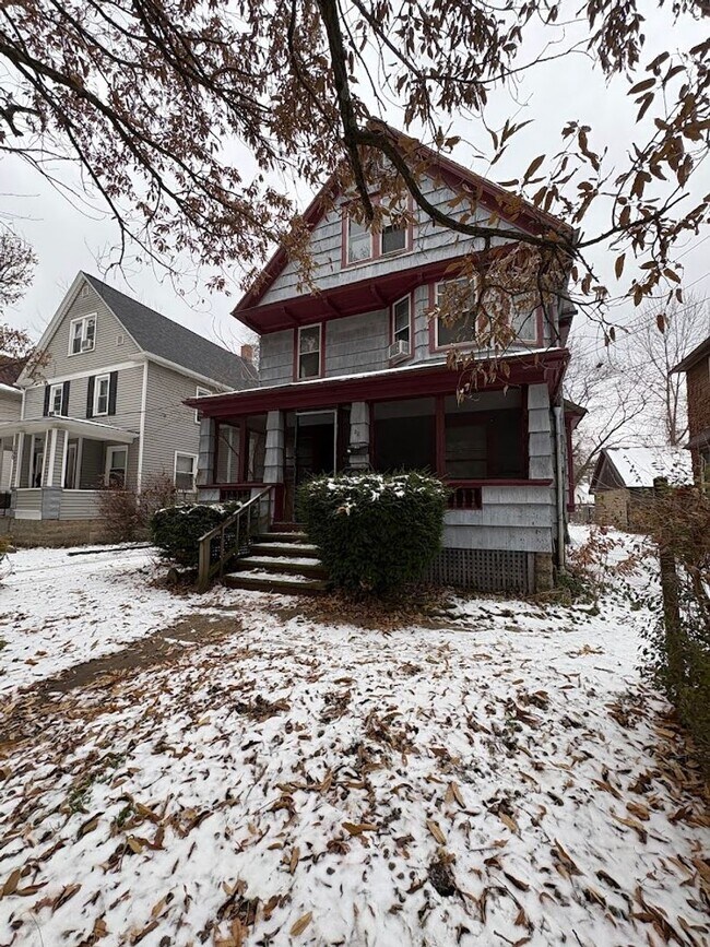 Building Photo - 96 Hall St Unit 3